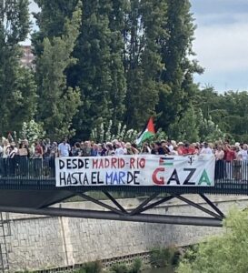لافتة "من نهر مدريد الي بحر غزة"