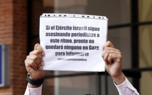 لافتة "اذا واصل الجيش الإسرائيلي قتل الصحفيين بهذا المعدل، فلن يبقى أحد في غزة لينقل لك الحقيقة و من دون صحافة لا توجد حقيقة"