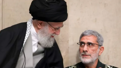 المرشد الأعلى الإيراني علي خامنئي بجانب الجنرال إسماعيل قاآني قائد فيلق القدس