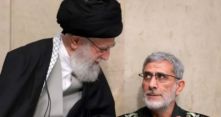 المرشد الأعلى الإيراني علي خامنئي بجانب الجنرال إسماعيل قاآني قائد فيلق القدس