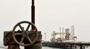 محطة نفط ميناء جزيرة خارك على بعد 25 كم من الساحل الإيراني